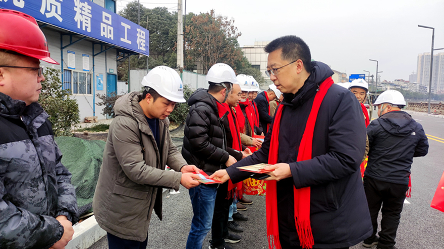 03集團(tuán)黨委副書記、董事、工會主席張雁看望慰問項目建設(shè)一線班組