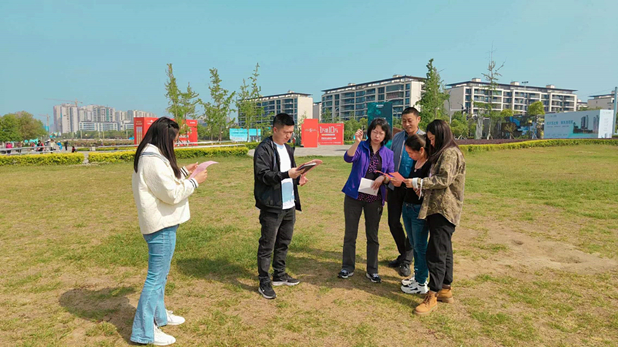 3、向生態(tài)公園游客發(fā)放《濕地保護(hù)倡議書》